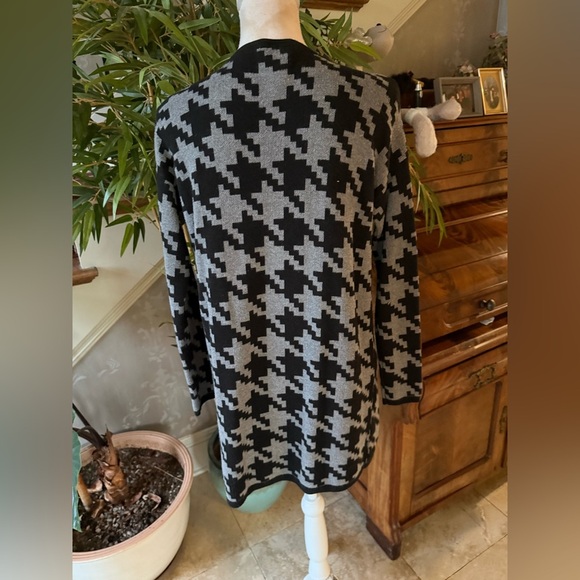 Ann Taylor ladies, long sleeve cardigan excellent condition small dry cleaned - Picture 6 of 11